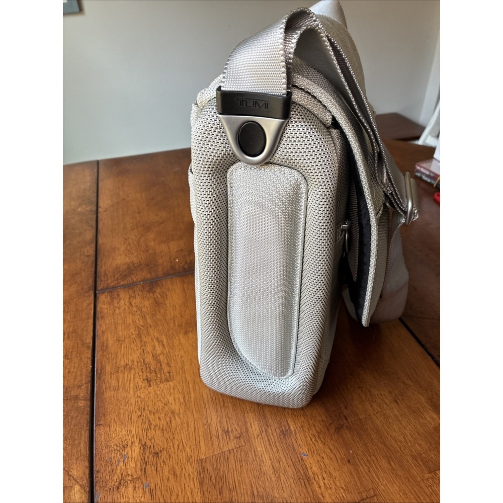 Tumi T3 Apex Men's Women's Travel Tote Shoulder Bag Strap Classic Style Silver - Picture 8 of 16